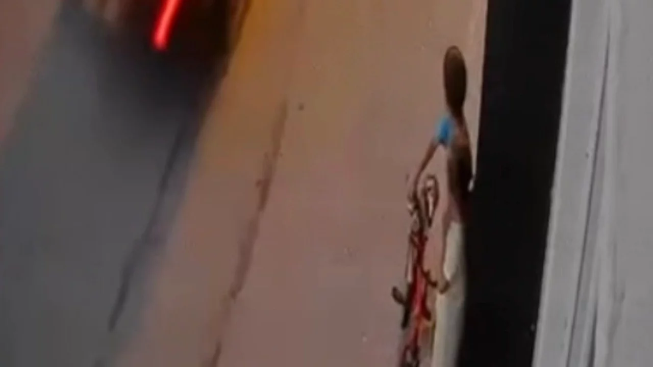 Bursa'da çocukların oynadığı sokağa drift atarak girdi!