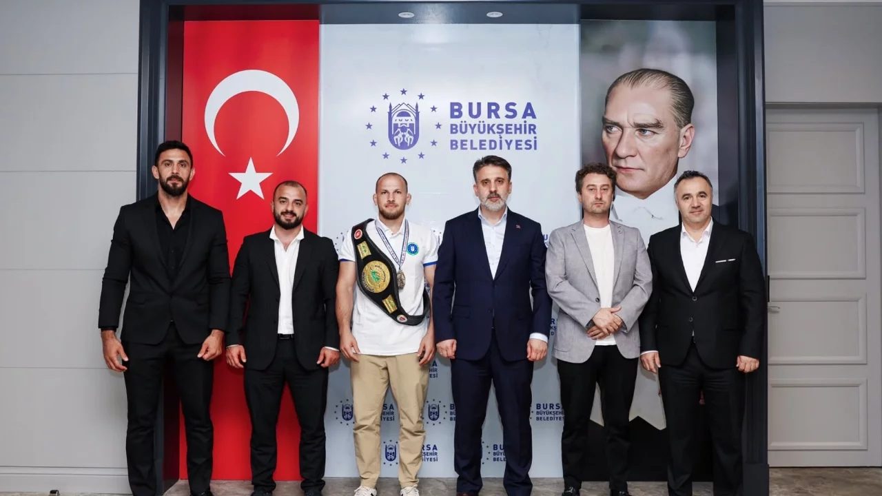 Bursa Büyükşehir Belediyesi Başkan Vekili Biba'dan dünya şampiyonu güreşçiye tebrik