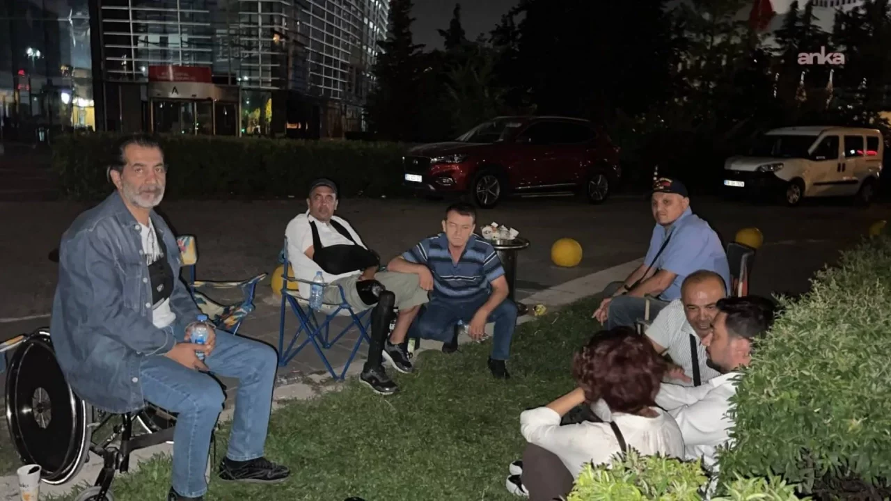 Er şehit aileleri ve er gazileri eylemlerinin 39'uncu gecesini Aile ve Sosyal Hizmetler Bakanlığı...