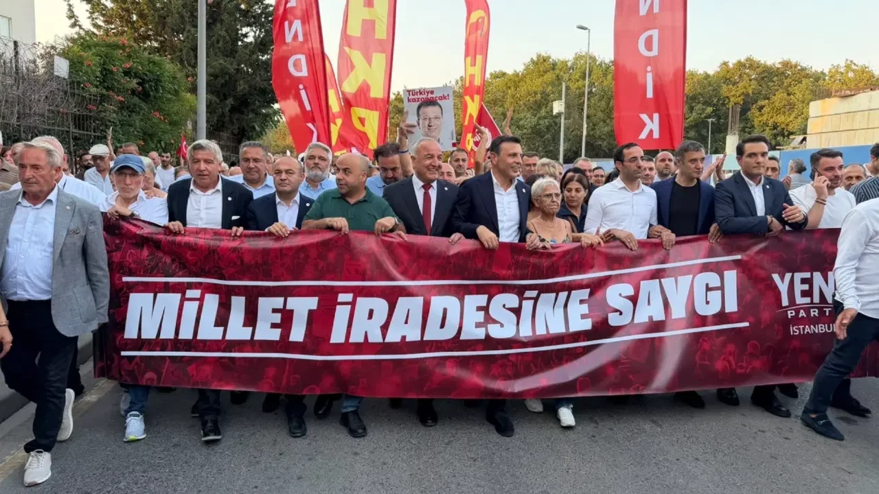 YENİ Parti'den 'Millet İradesine Saygı Yürüyüşü': 'Helal oy verenlerin oyunu harama çevirdin ya, yazıklar olsun!'