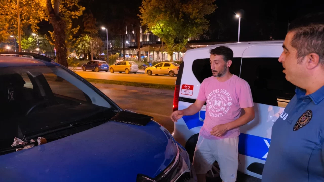 Bursa'da örnek davranış! Kaputun üzerinde bulduğu 30 bin TL'yi polise teslim etti