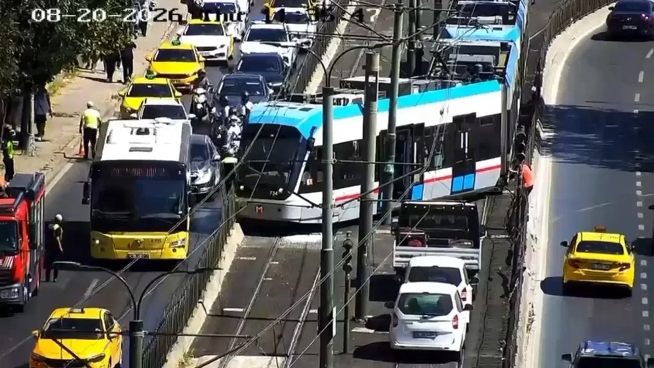 İstanbul'da tramvay raydan çıktı: Yolcular tahliye edildi