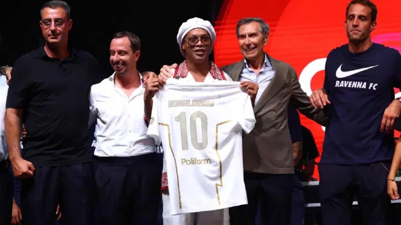 Ronaldinho futbola döndü