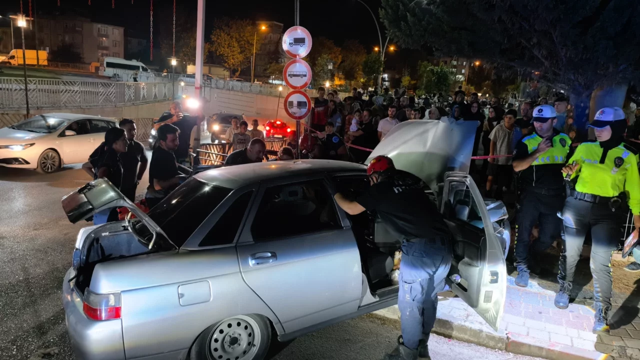 Bursa'da otomobil alt geçidin demirlerini yıktı: Sürücü araçta sıkıştı