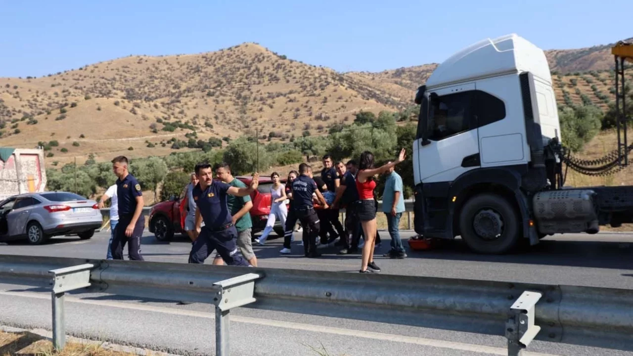 Aydın-Muğla kara yolunda peş peşe 2 kaza! Kilometrelerce kuyruk