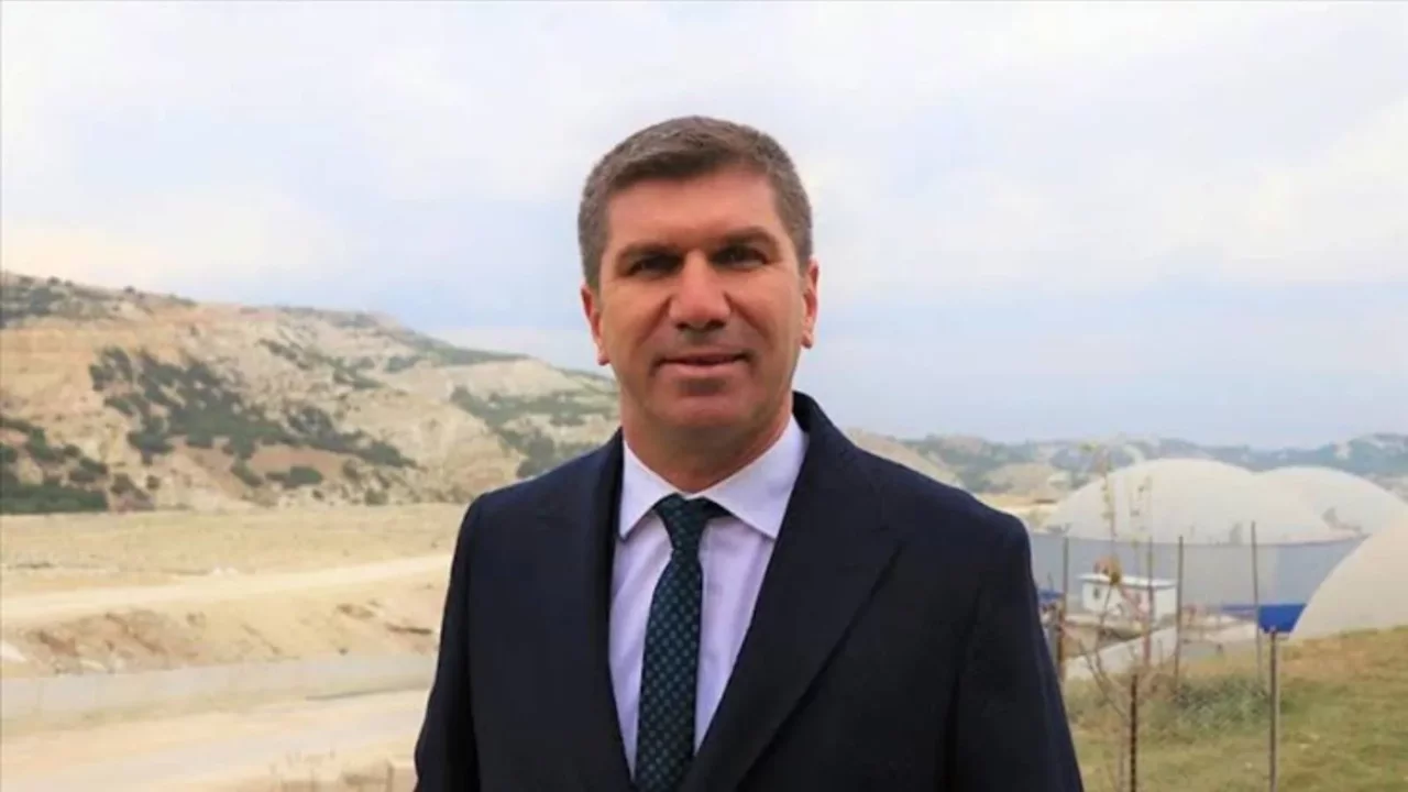 CHP'den istifa eden Burdur Belediye Başkanı Ali Orkun Ercengiz, Yeni Parti'ye katıldı