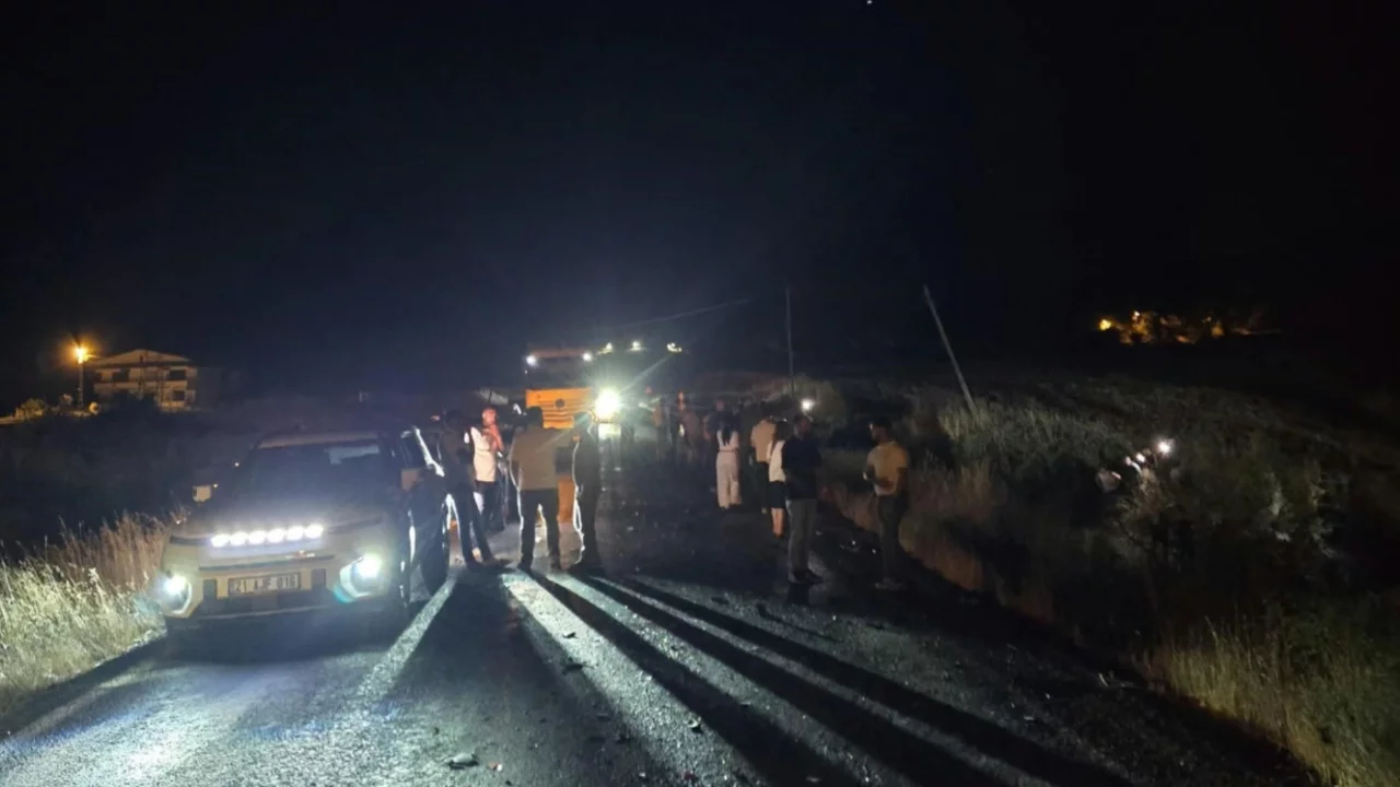 Sollama yapan otomobil tırın altında kaldı! 2 kişi feci şekilde can verdi