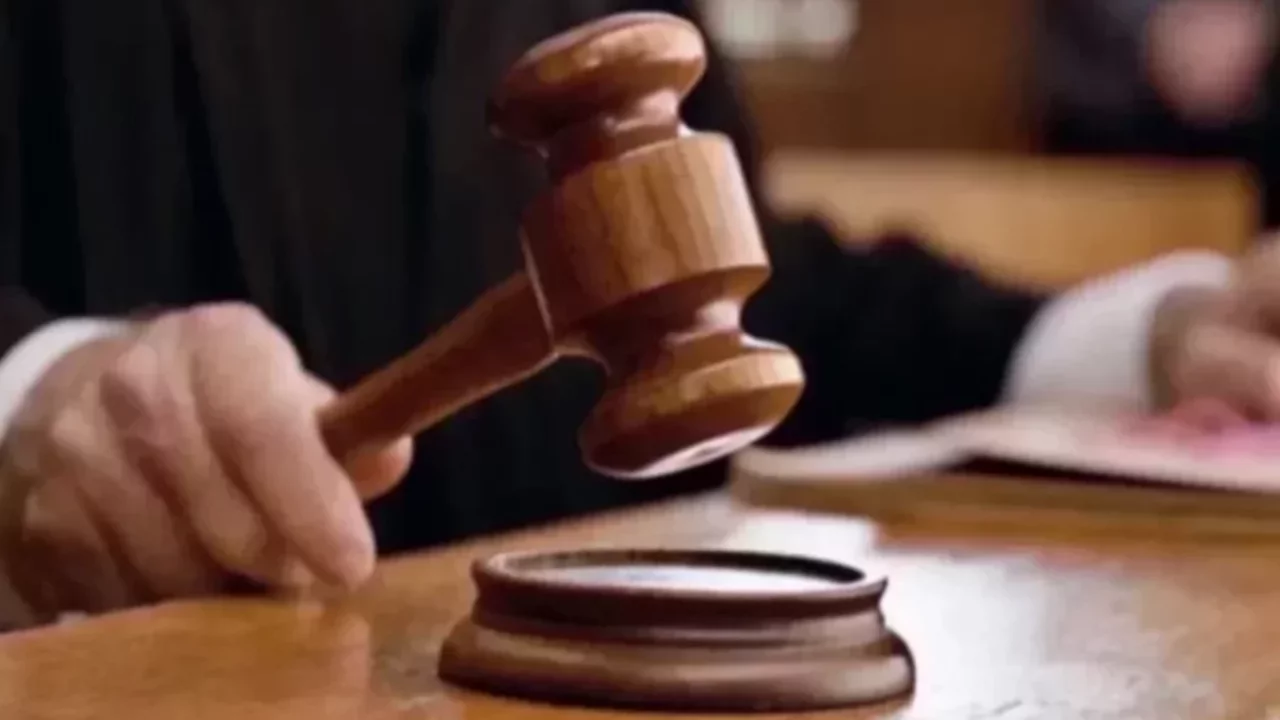 Hastanede mesai arkadaşına sarılıp öpüşen işçi tazminatsız kovuldu