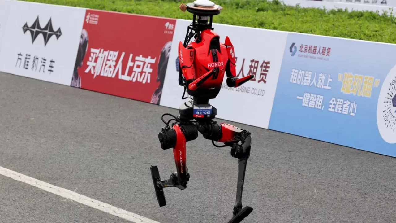 İnsansı robot Usain Bolt'un 17 yıllık rekorunu kırdı