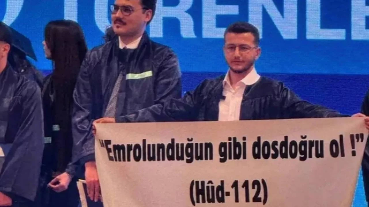 Ayetli pankartla gündeme gelen Yeditepe mezunu öğrenci 'Cumhurbaşkanı'na hakaret'ten tutuklandı