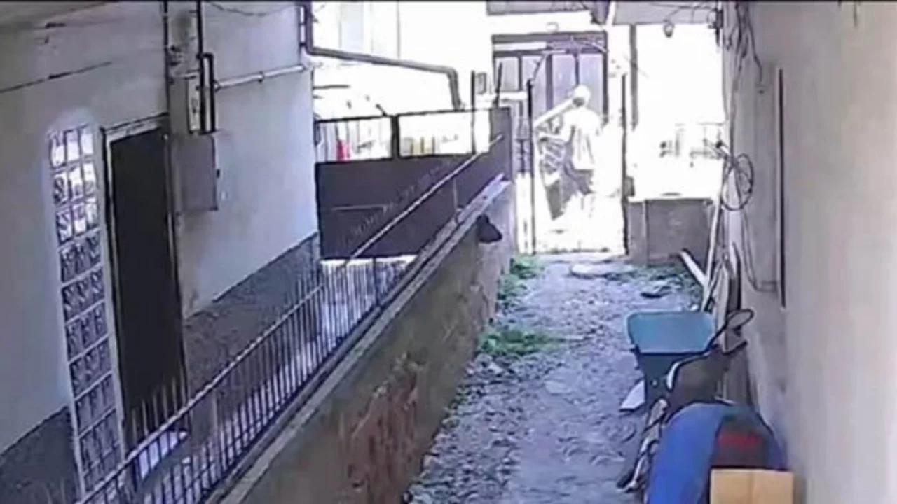 Bursa'da hurdacı güpegündüz kapıyı söküp el arabasına yükledi