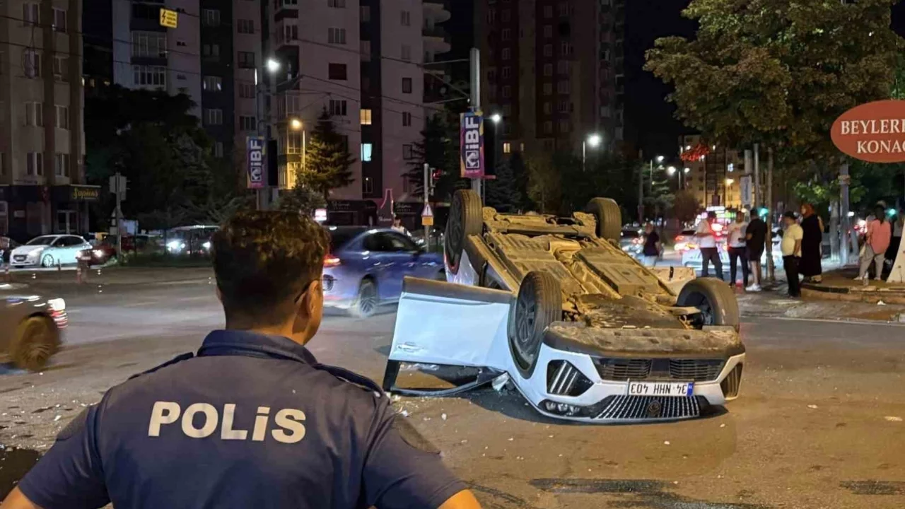 Otomobille çarpışan araç takla attı: 2 yaralı