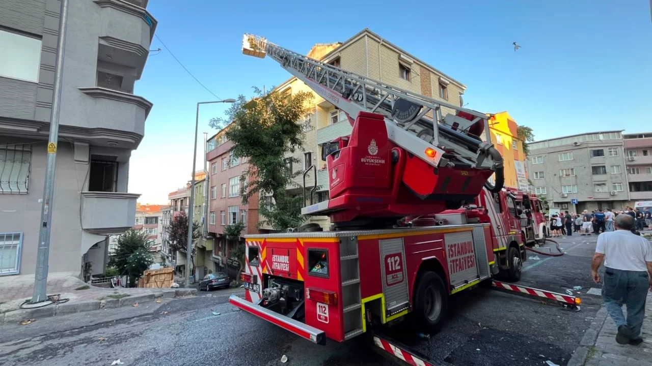 İstanbul'da çatı katında yangın: 1 ölü