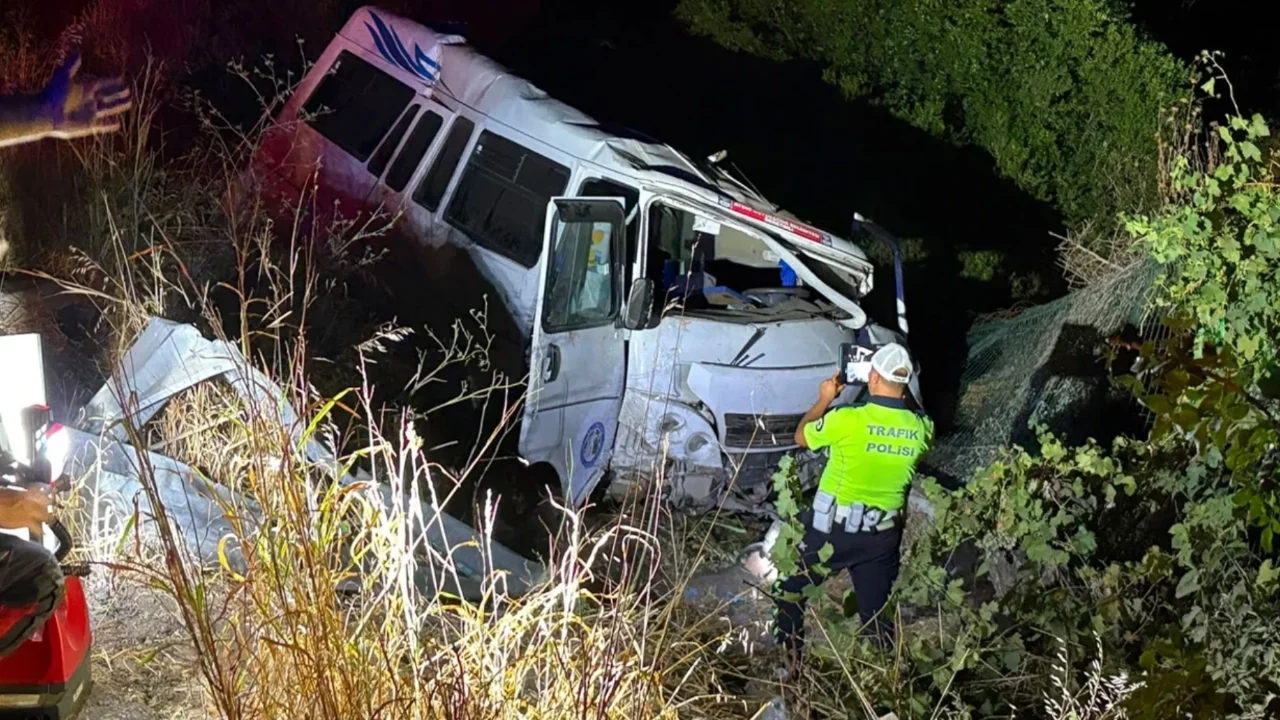 Minibüs tarlaya uçtu: 1 ölü, 2 yaralı