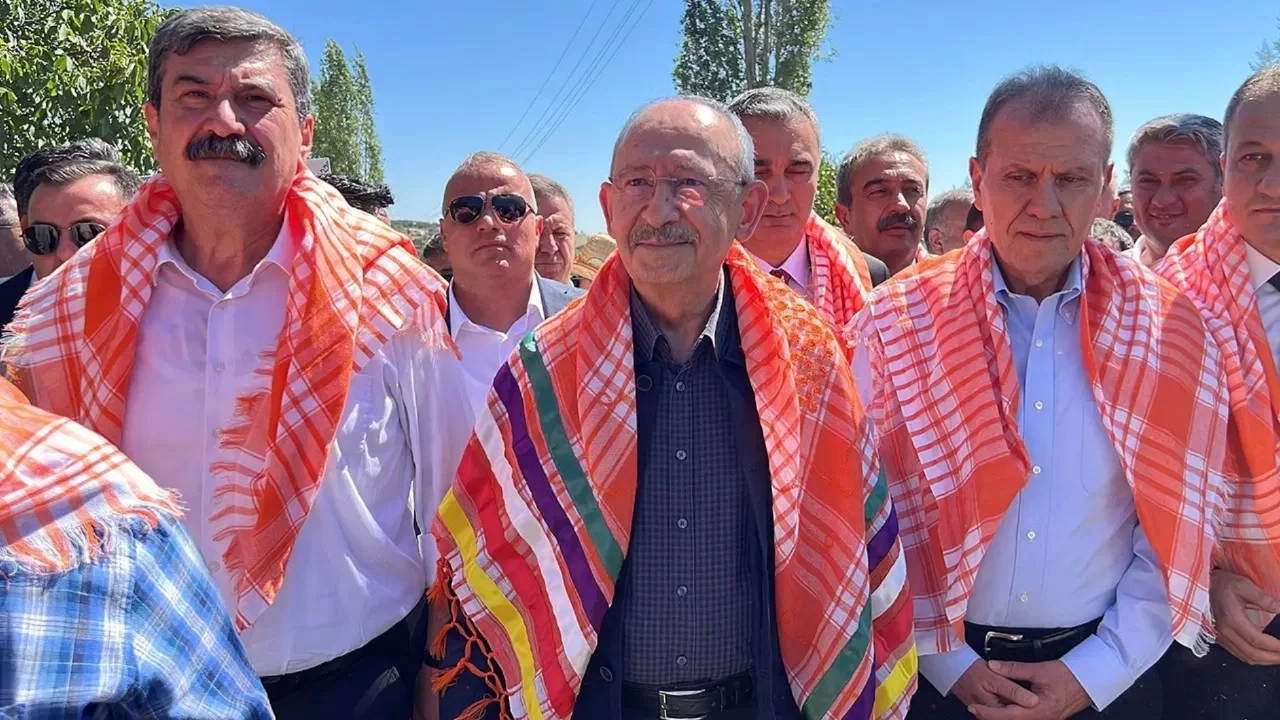 Kemal Kılıçdaroğlu ile yan yana poz verip, 'CHP' vurgusu yapmıştı: YENİ Partili isimden Vahap Seçer'e tepki
