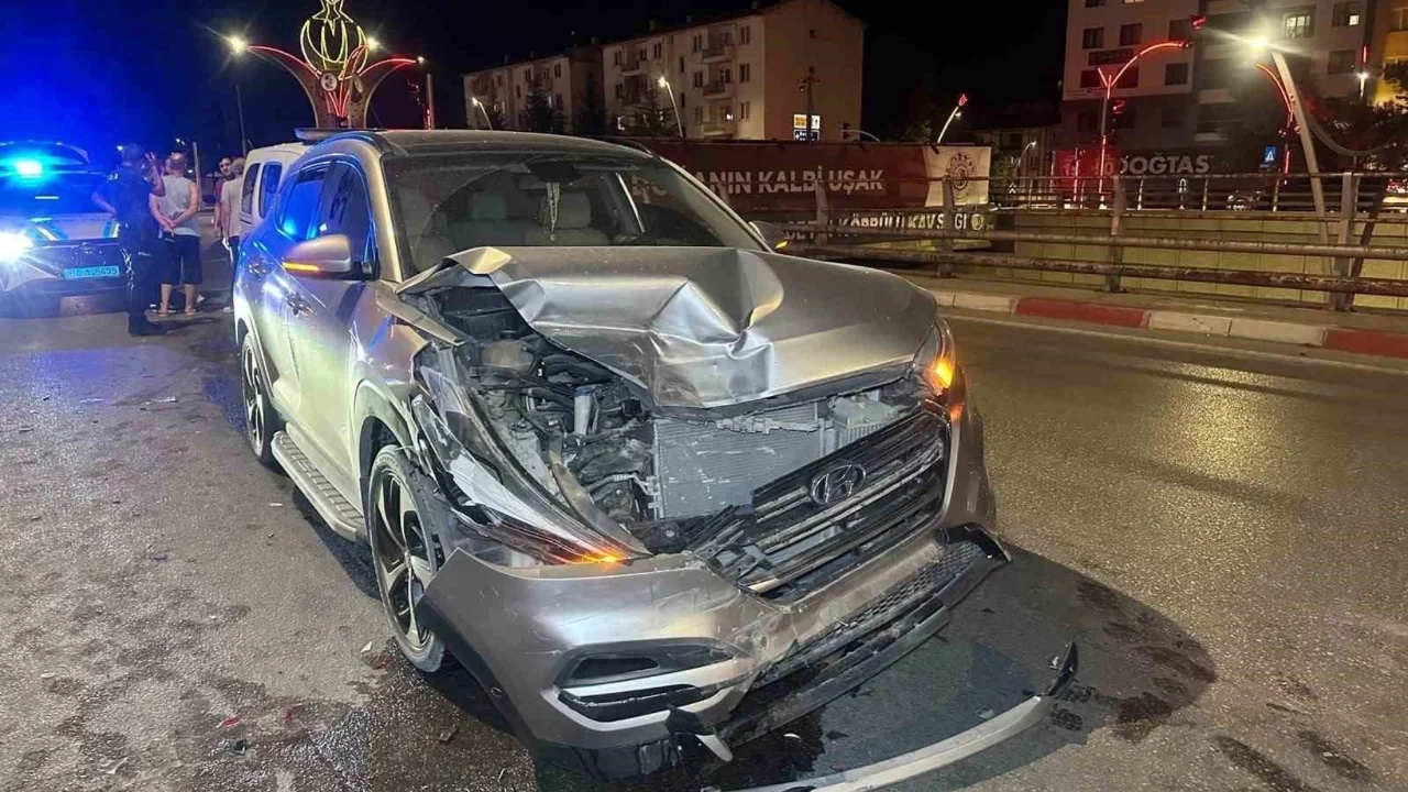 Uşak'ta iki otomobil çarpıştı: 2'si çocuk, çok sayıda yaralı