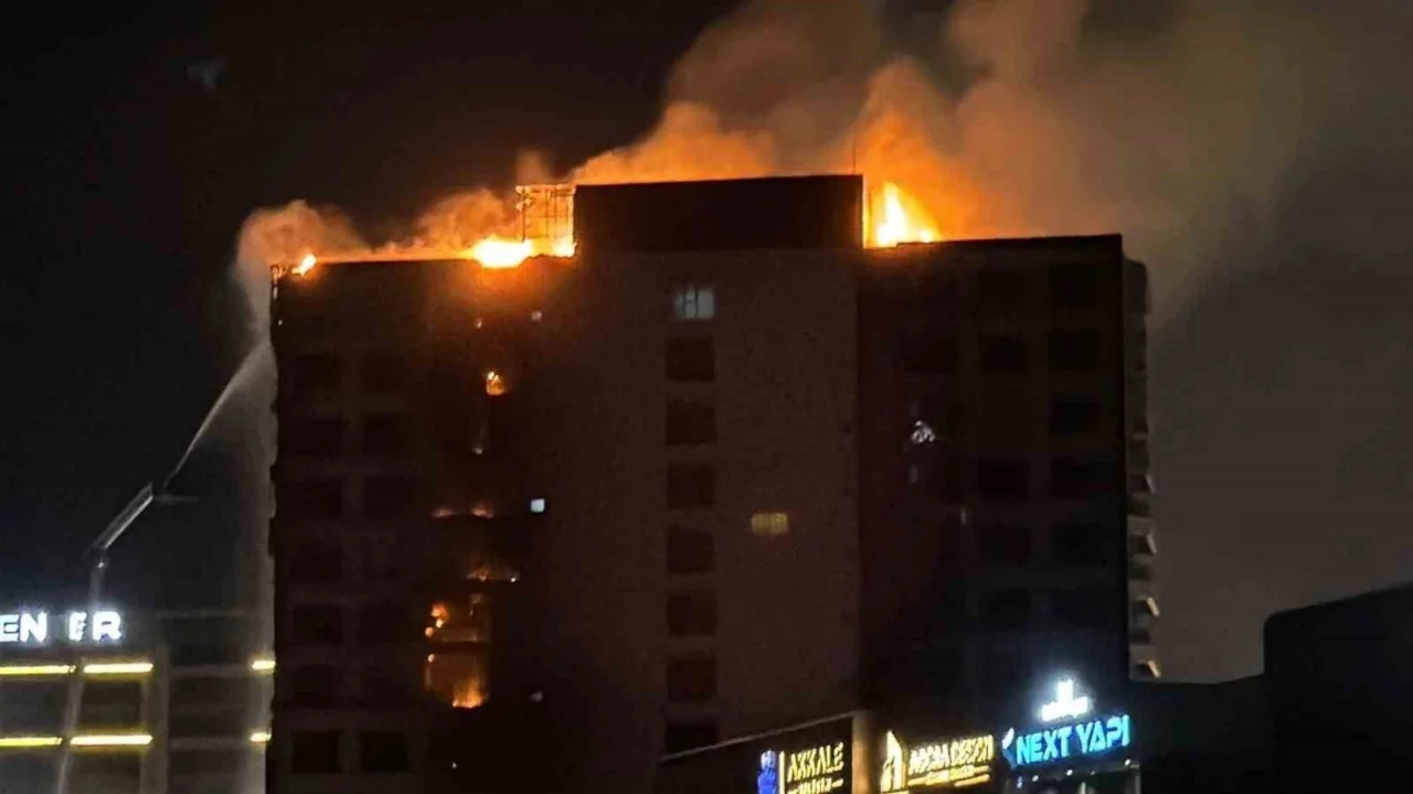 Diyarbakır'da 12 katlı plazada korkutan yangın