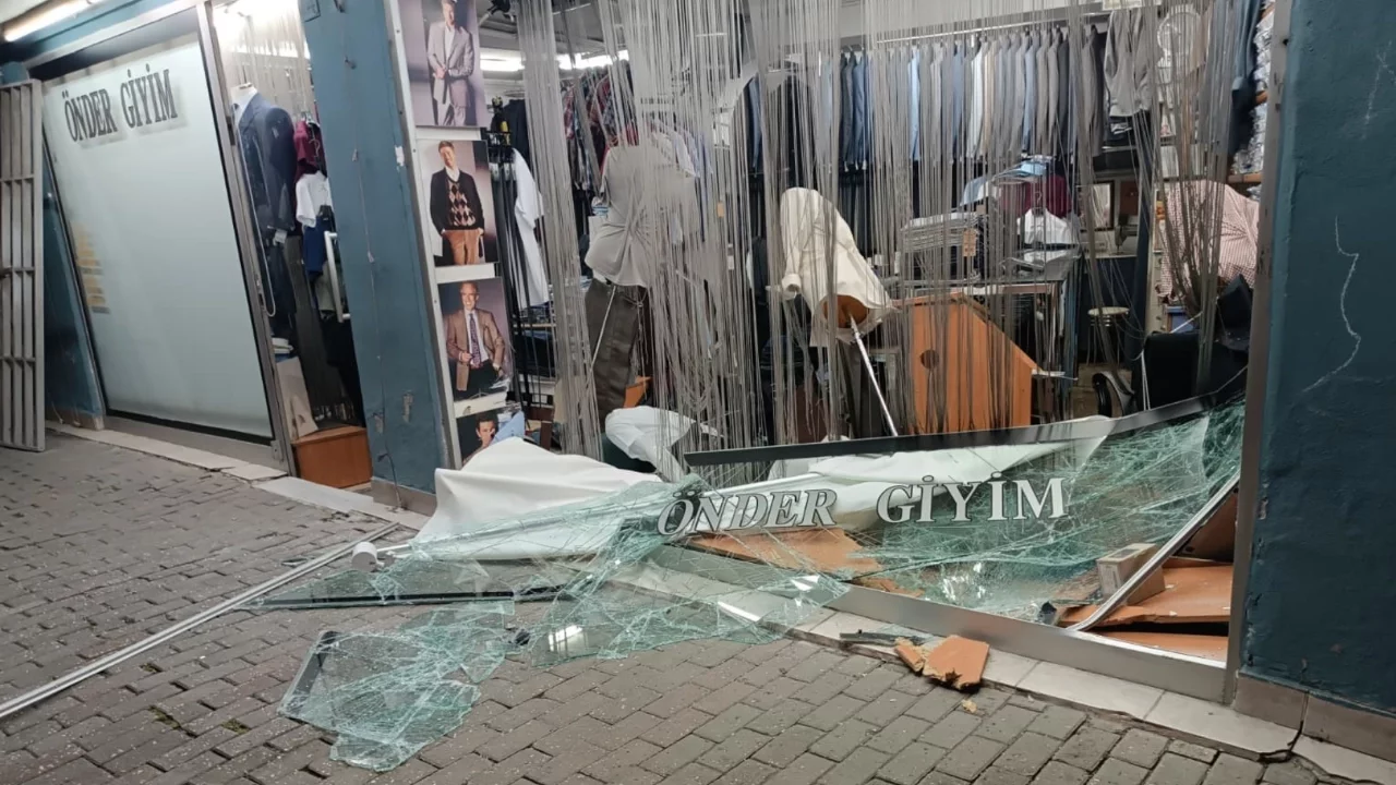 Bursa'da direksiyon hakimiyetini kaybeden sürücü dükkana girdikten sonra firar etti