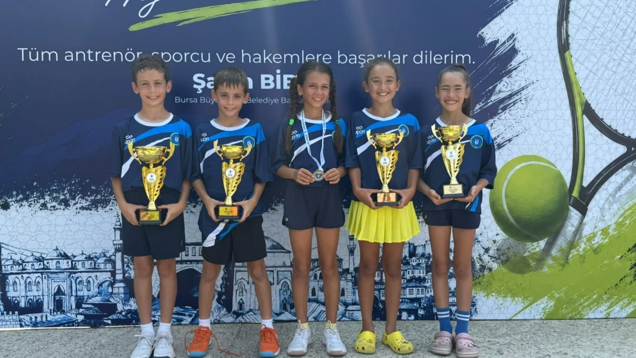 Bursa Büyükşehir Belediyespor Kulübü tenisçileri kupaları topladı