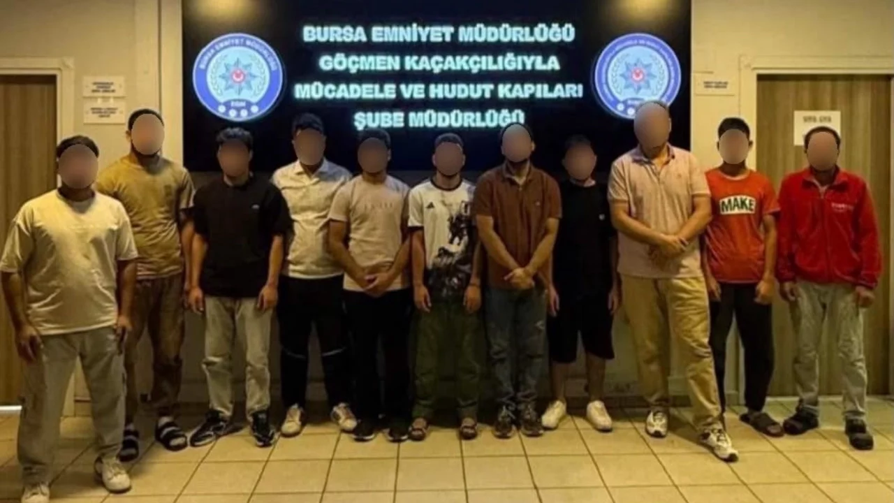 Bursa'da düzensiz göç ve göçmen kaçakçılığına yönelik operasyon: 11 kişi yakalandı, 1 şüpheli göz...