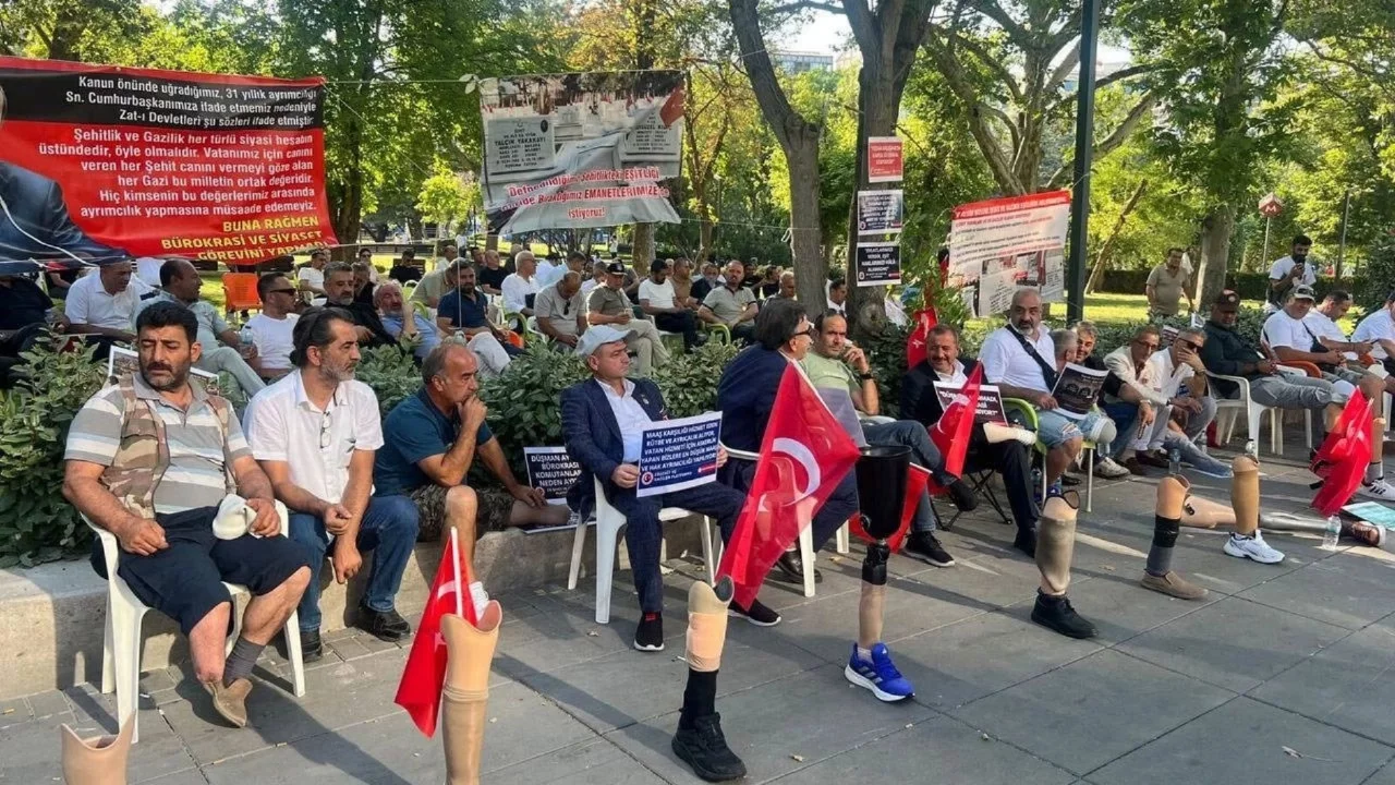 Ankara'da gazilerin eylemine polis müdahalesi: İYİ Parti Bursa Milletvekili Türkoğlu fenalaşarak ...
