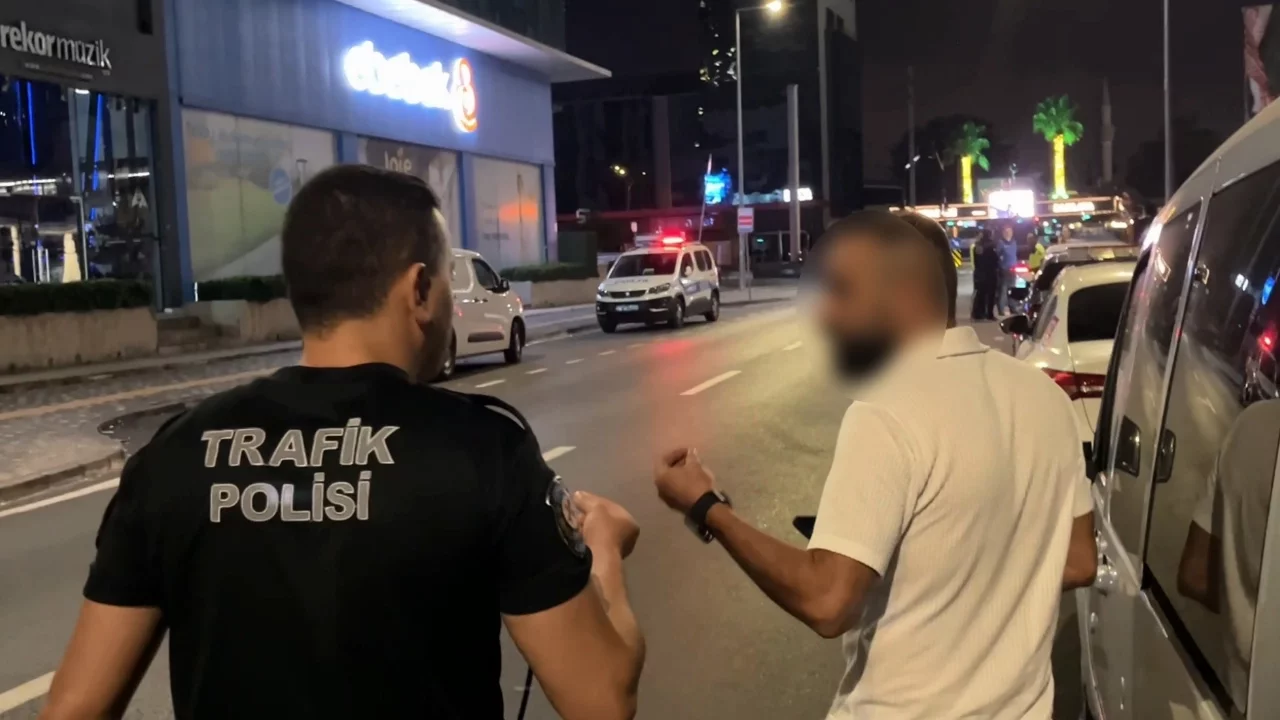 Bursa'da 2.46 promille yakalandı, gazetecinin üzerine yürüdü