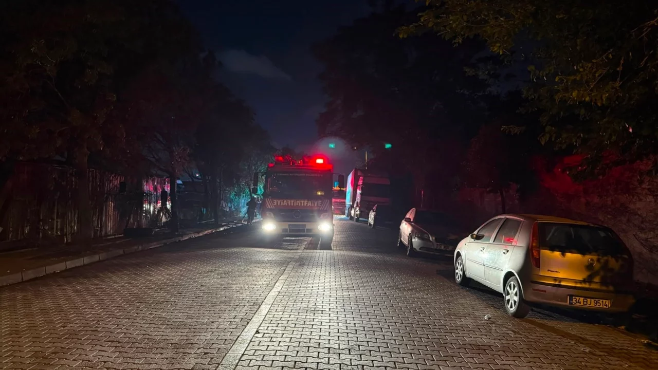 İstanbul'da tır garajında yangın: 5 araç kullanılamaz hale geldi