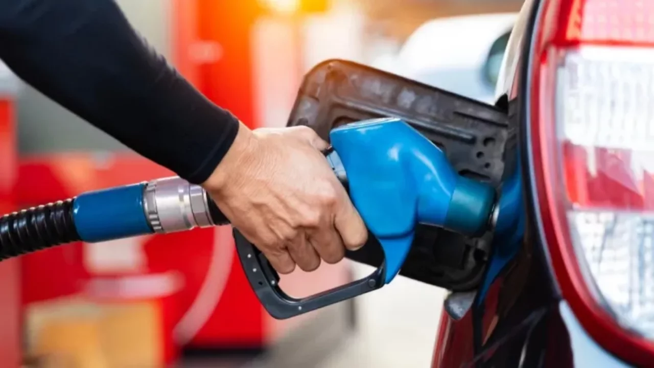 Benzine zam geldi, akaryakıt tabelası değişti!