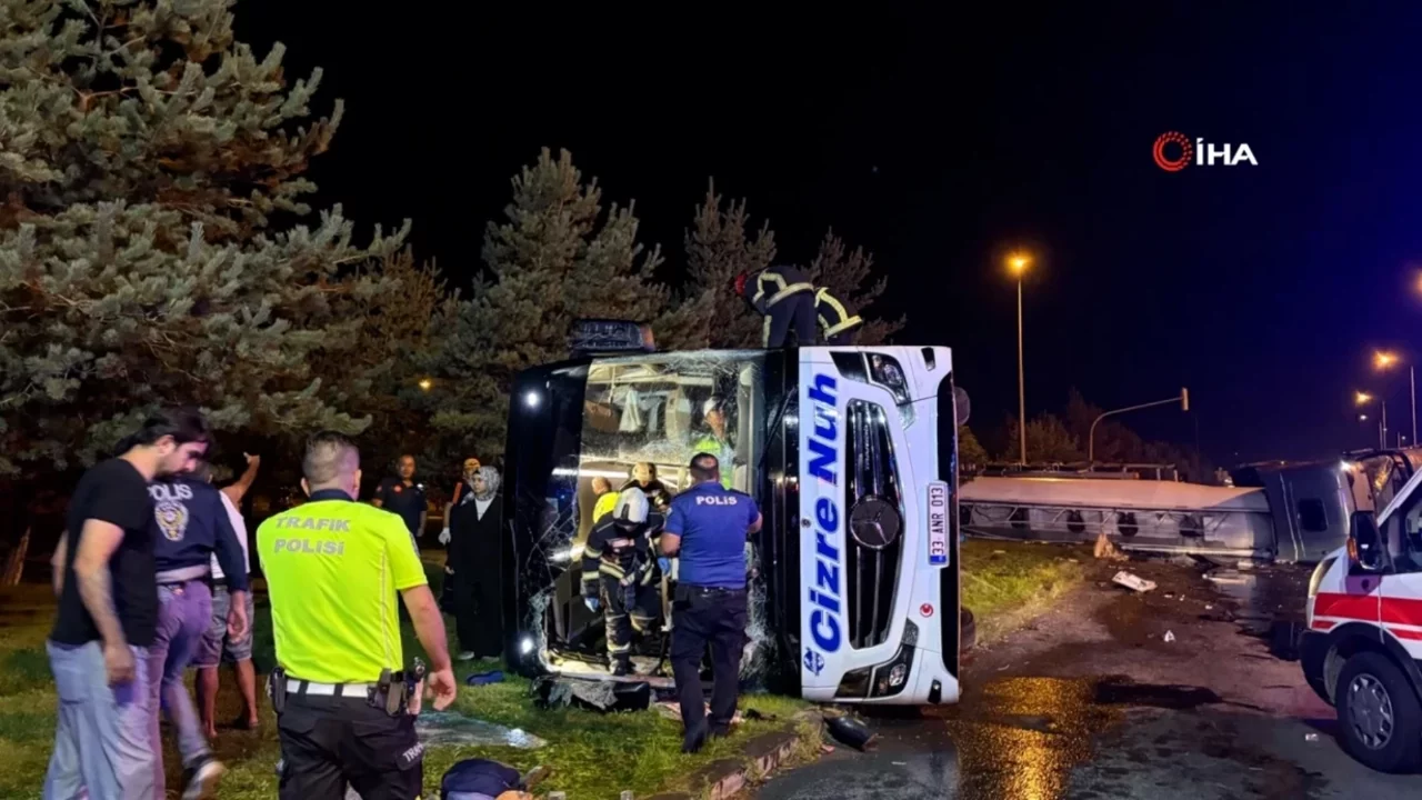 Yolcu otobüsü ile yakıt tankeri çarpıştı