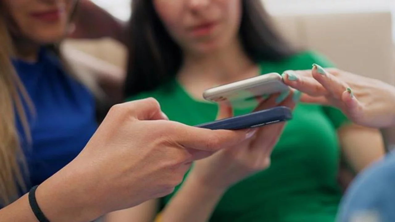 Fransa'da liselerde cep telefonu yasaklandı