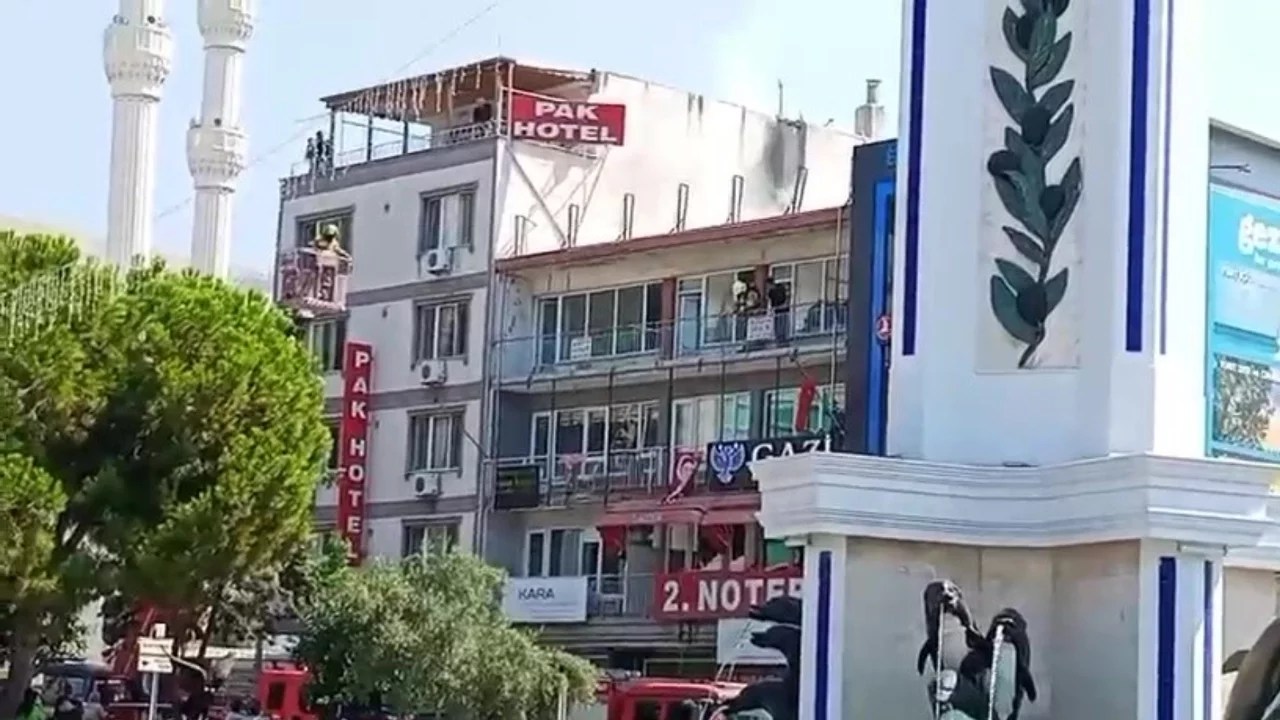 Bursa'nın Gemlik ilçesinde bir pasajın çatı katında yangın çıktı