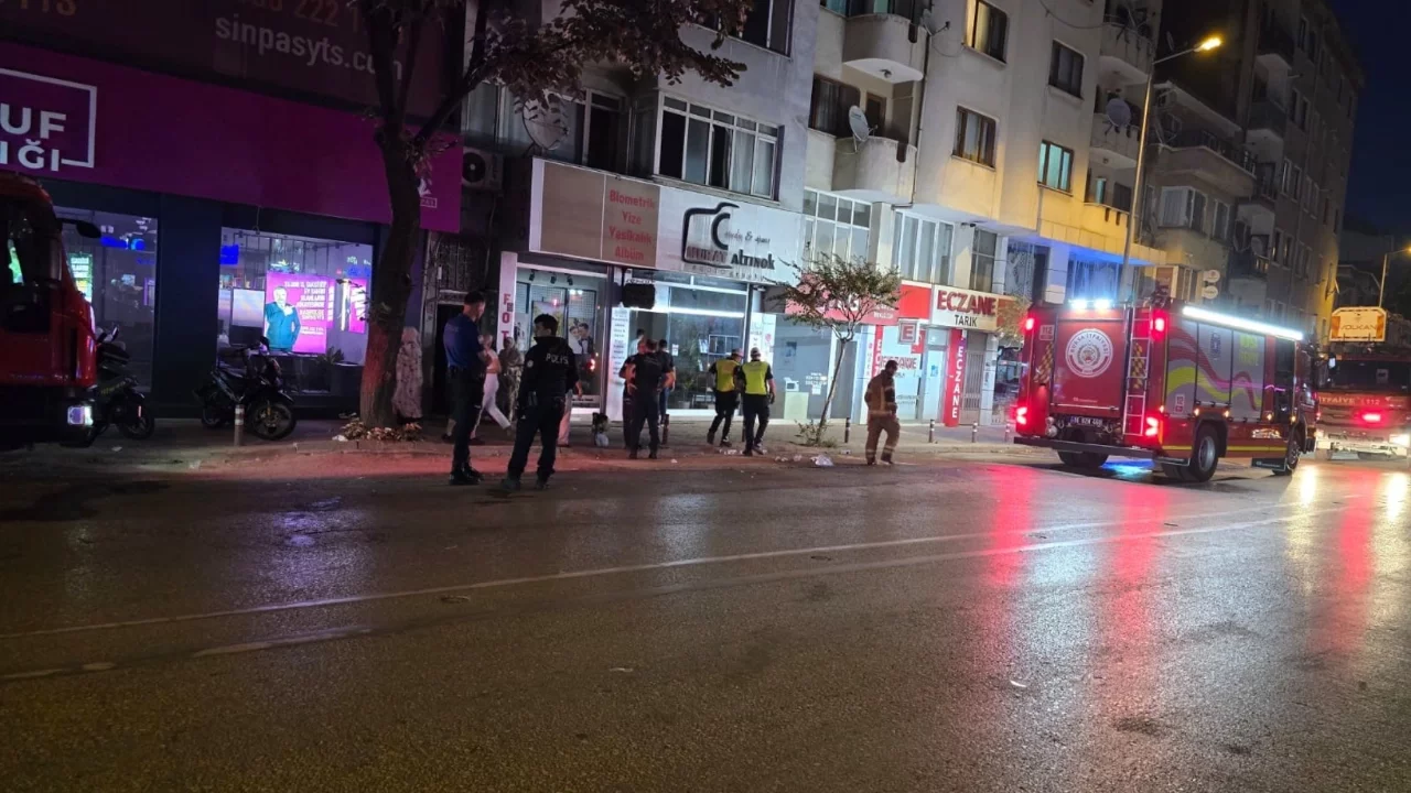 Bursa'da yangın paniği! 5 katlı apartmanı duman kapladı