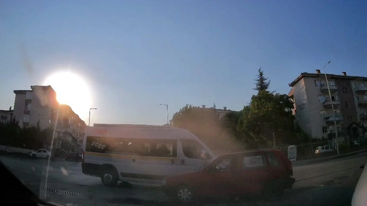 Bursa'da  3 araç birbirine girdi: Yaralılar var
