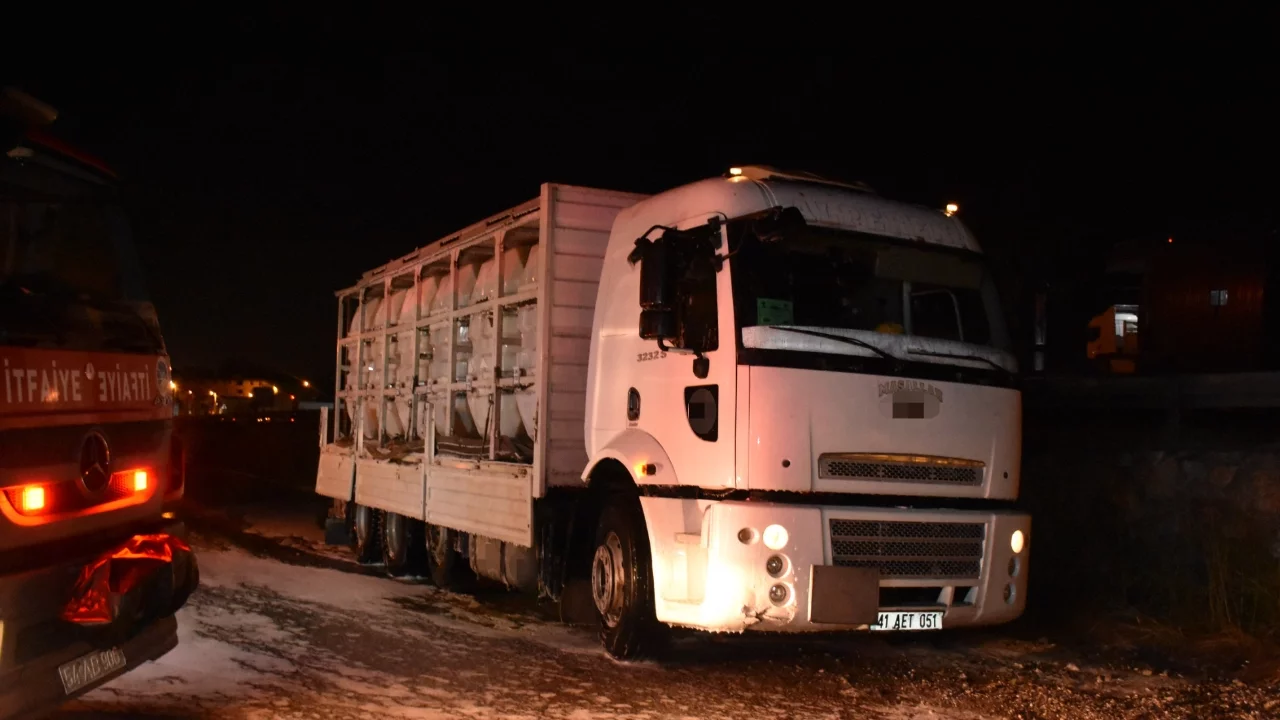 Sakarya'da asit sızdıran kamyon için ekipler seferber oldu: 2 yaralı