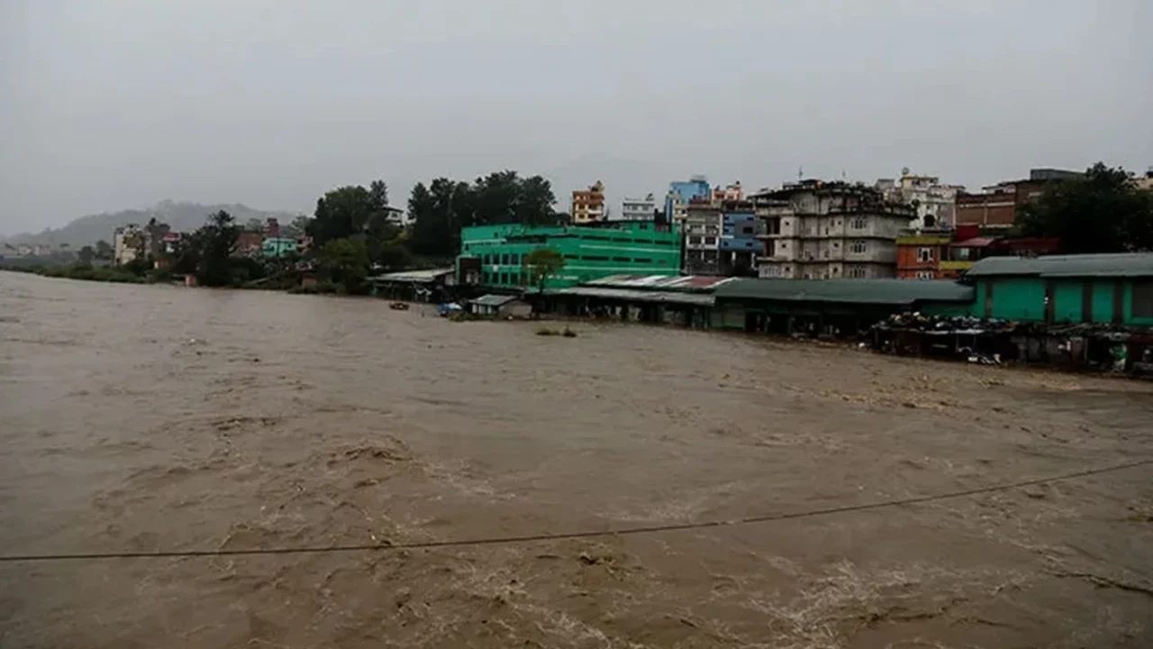Nepal'de nehir taştı! Selde 8 kişi hayatını kaybetti