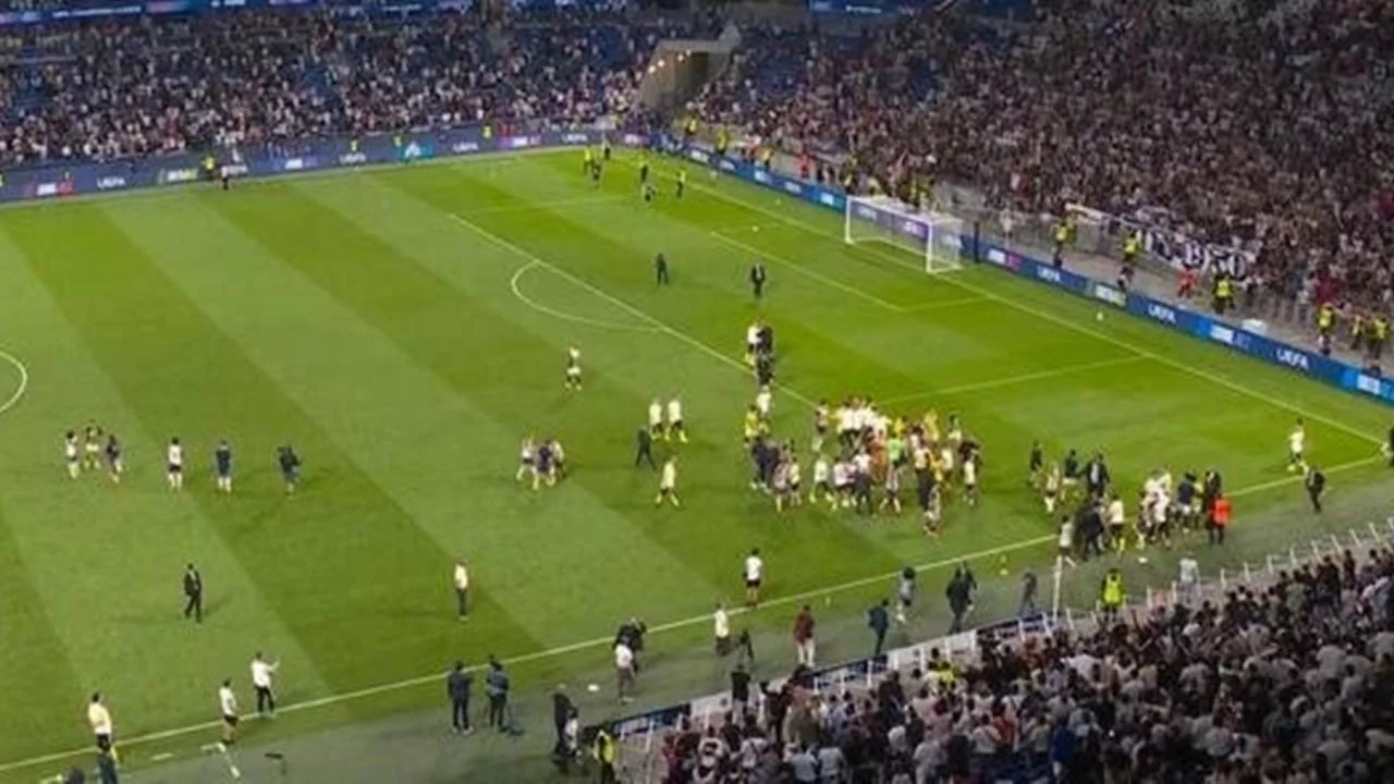 Fenerbahçe'nin Lyon maçı sonunda saha karıştı
