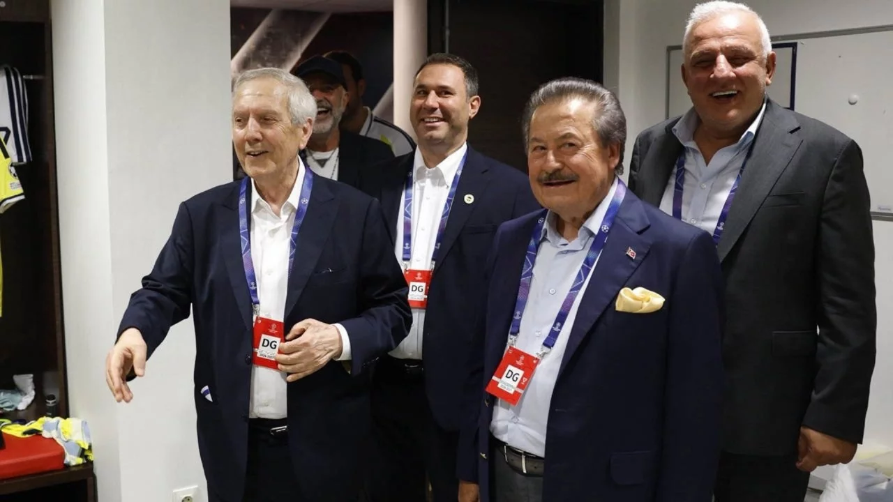 Aziz Yıldırım, Lyon maçı sonrası soyunma odasına indi