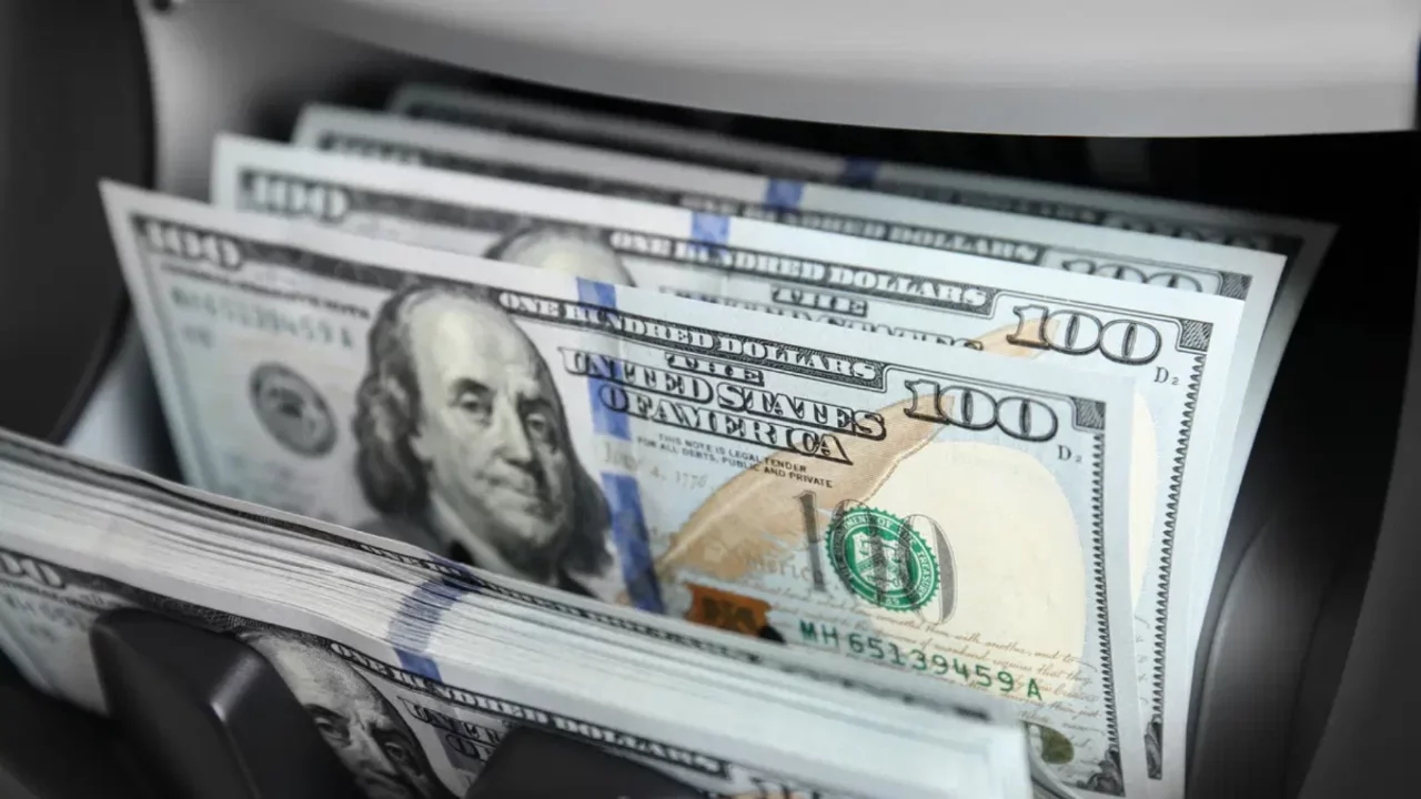 Dolar verilerle güçlendi