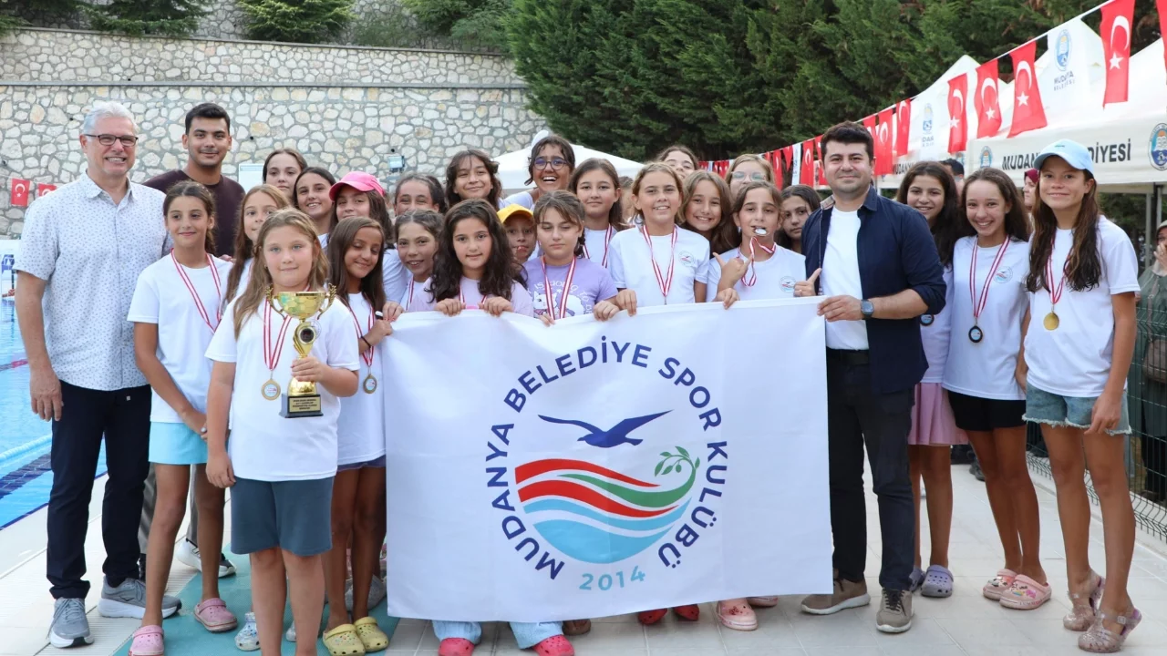 Mudanya'da Zafer Bayramı coşkusu, "2. Zafer Kupası Sutopu Şenliği" ile havuza taşındı