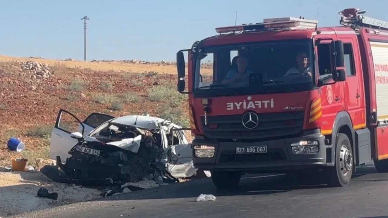 Otomobil ile hafif ticari araç çarpıştı: 2 ölü, 4 yaralı