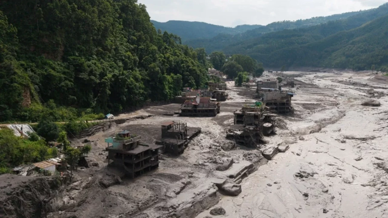 Nepal'daki sel felaketinde bilanço ağırlaşıyor! Yüzlerce ölü var