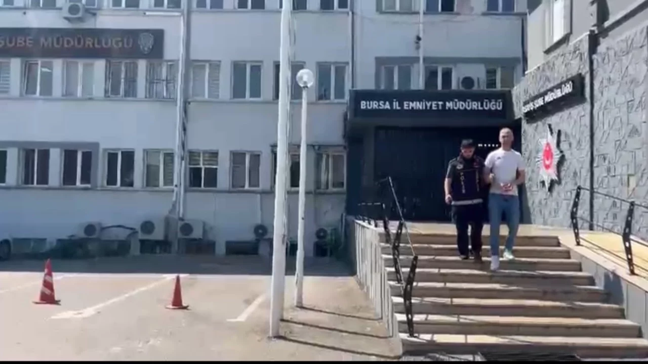 Bursa'da çatıdan çatıya kaçmaya çalışırken yakalandı