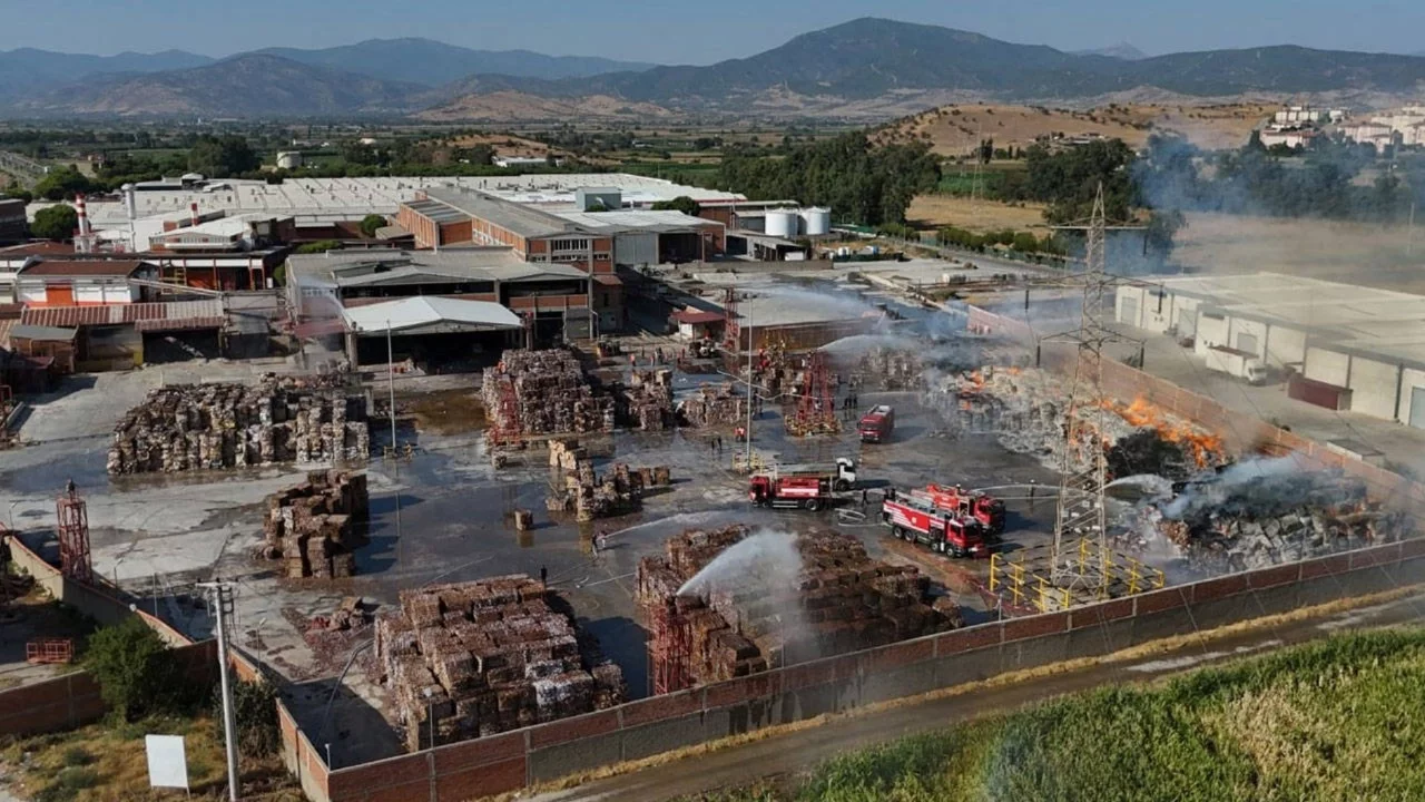 İzmir'de kağıt fabrikasının deposunda yangın