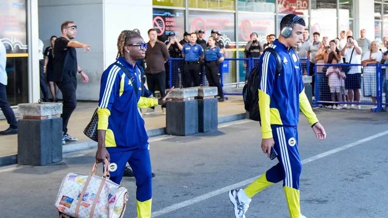 Devler Ligi'nde lig aşamasına yükselen Fenerbahçe yurda döndü