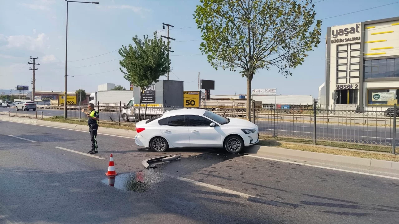 Bursa'da refüje çarpan otomobilin sürücüsü yaralandı