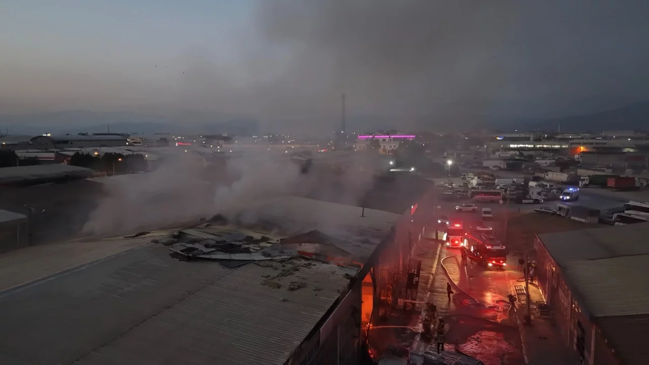 Bursa'da mühürlü boya imalathanesinde yangın: 3 iş yeri zarar gördü