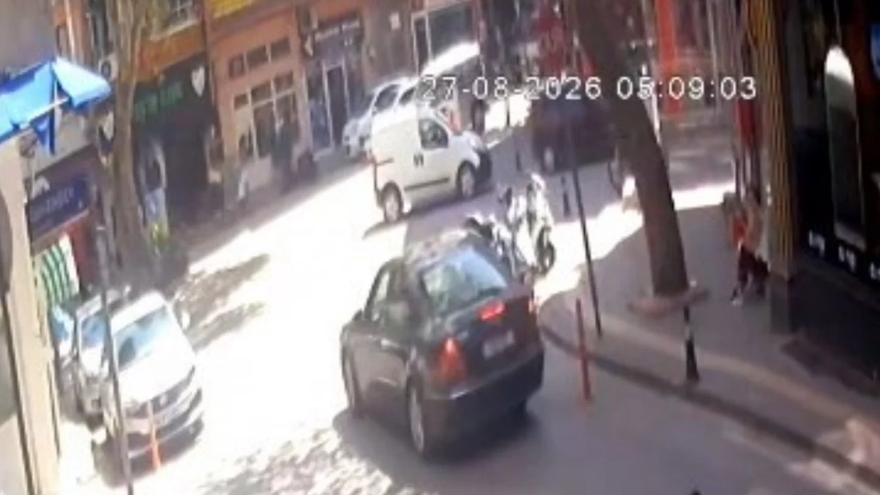 Bursa'da kaza! Otomobille çarpışan motosikletli yaralandı
