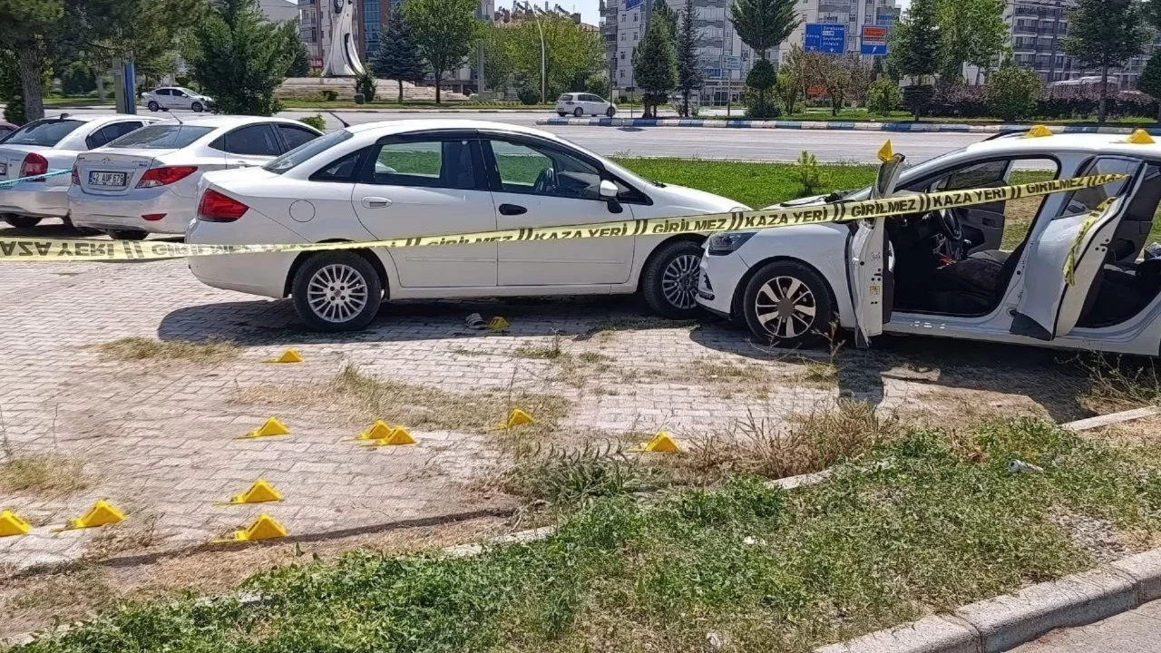 Otogarda karşılaşan husumetlilerin kavgası kanlı bitti