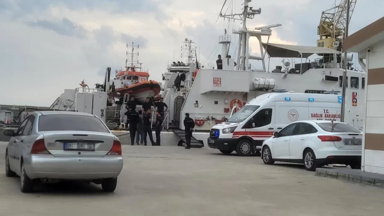 Karadeniz'de su alan gemideki 13 mürettebat kurtarıldı