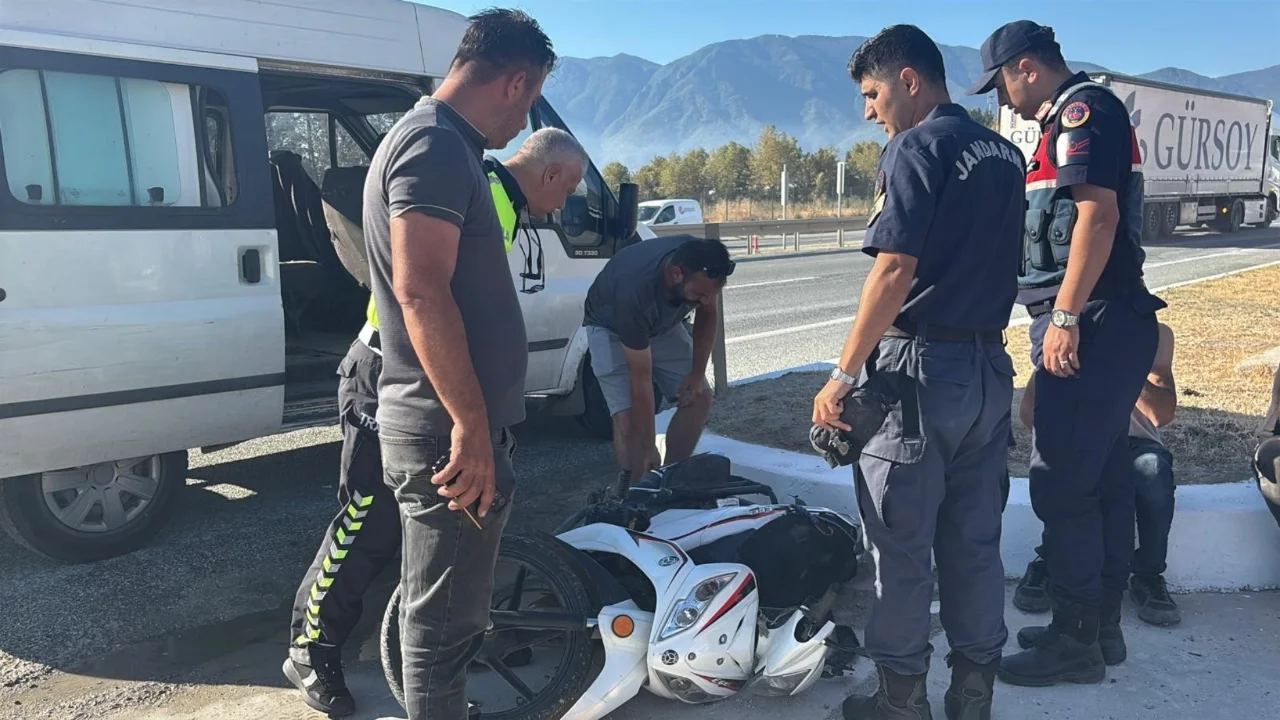 Bursa'da motosiklet kazası kamerada: 2 kişi yaralandı